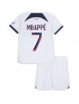 Otroški Nogometna dresi replika Paris Saint-Germain Kylian Mbappe #7 Gostujoči 2023-24 Kratek rokav (+ hlače)
